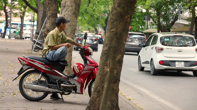 Clip mưu sinh trên đường Hà Nội vào một ngày nắng nóng: Anh thợ xây gồng mình kéo thép, chị bán hàng rong đi mãi vẫn ế ẩm - Ảnh 10.