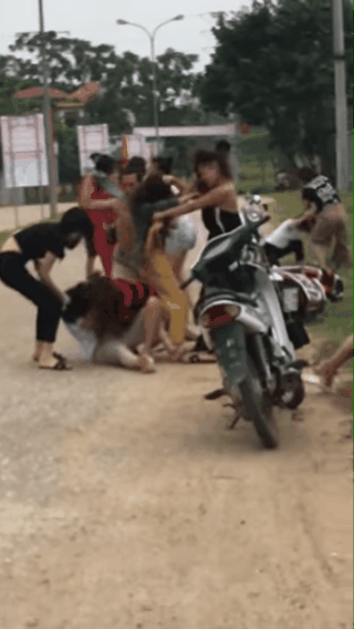 Hỗn chiến sau va chạm xe máy, nhóm cô gái trẻ đánh luôn cả ông chú vào can - Ảnh 1.
