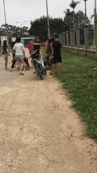 Hỗn chiến sau va chạm xe máy, nhóm cô gái trẻ đánh luôn cả ông chú vào can - Ảnh 2.