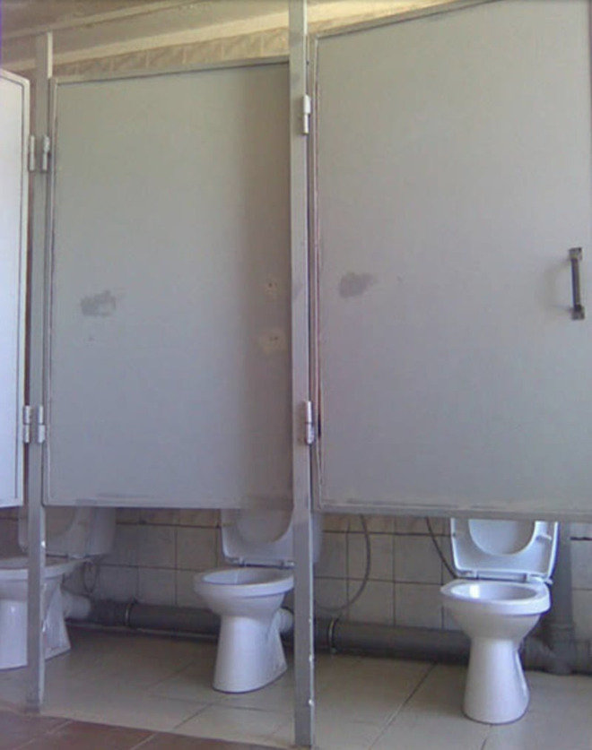Thiết kế siêu thảm họa của các WC này khiến bạn tự nhủ thà nhịn còn hơn - Ảnh 10.