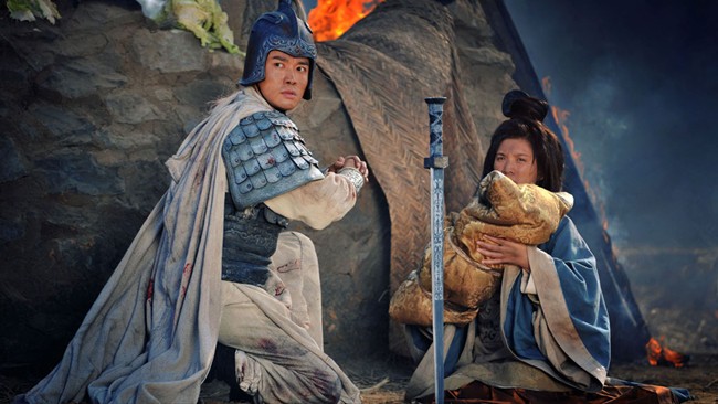 Tam quốc diễn nghĩa: Mổ xẻ mới thấy toan tính của Lưu Bị khi ném con trước mặt Triệu Vân - Ảnh 2.