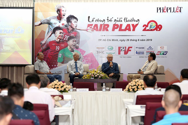 Liên tục cứu mạng cầu thủ, trọng tài Việt được vinh danh ở đề cử Fair Play 2019 - Ảnh 2.