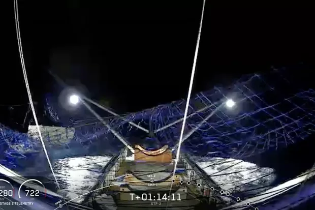 Mất một năm rưỡi cố gắng, SpaceX cũng bắt thành công mũi tàu vũ trụ bằng tấm lưới lênh đênh giữa biển - Ảnh 2.