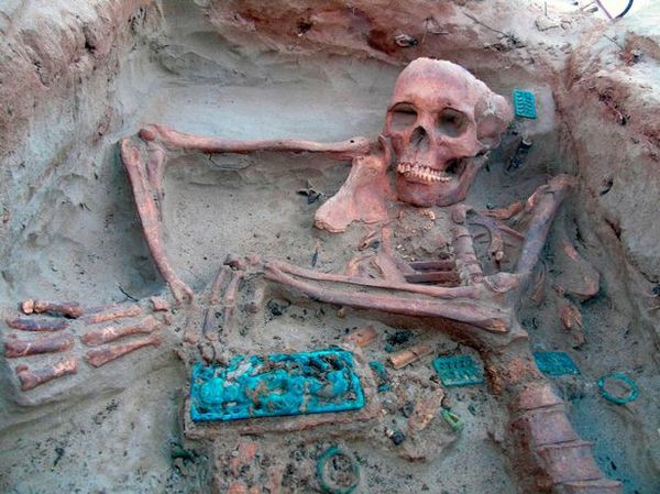 Phát hiện những ngôi mộ thời tiền sử, xác ướp, kho báu tại ‘Atlantis Nga’ chìm sâu dưới hồ nước - Ảnh 2.