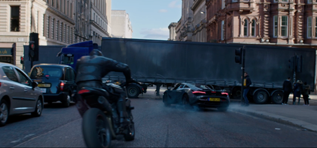 The Rock và Jason Statham rượt đuổi điên rồ trong ngoại truyện Fast & Furious - Ảnh 2.
