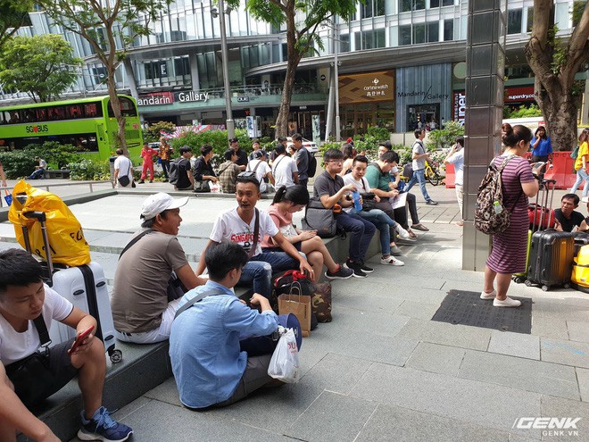 Apple mở cửa hàng ngay trong sân bay Changi (Singapore): Tin vui cho dân buôn iPhone Việt Nam - Ảnh 1.