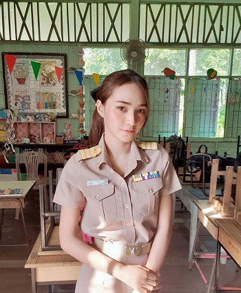 Cô giáo Thái Lan xinh đẹp đăng tải video chào đón học sinh vào lớp mà khiến hàng triệu trái tim thổn thức, ước được làm học sinh thêm lần nữa - Ảnh 3.