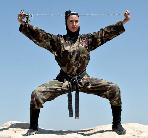 Đội quân nữ đặc nhiệm của Iran luyện tập như “Ngọa hổ tàng long” - Ảnh 1.