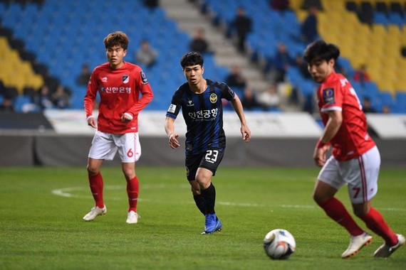 Incheon United bất ngờ tìm kiếm fan nhí bị... Công Phượng sút vỡ kính - Ảnh 1.