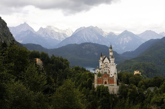 Vua điên xứ Bavaria: Cả đời đắm chìm trong cổ tích ảo mộng, đến cái chết cũng đầy bí ẩn tại tòa lâu đài đẹp nhất châu Âu - Ảnh 10.