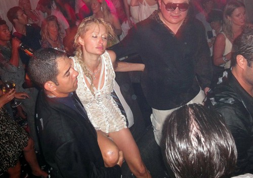 Paris Hilton: Tiểu thư triệu USD hết thời, chảnh chọe khiến toàn bộ báo chí tức giận bỏ về - Ảnh 4.