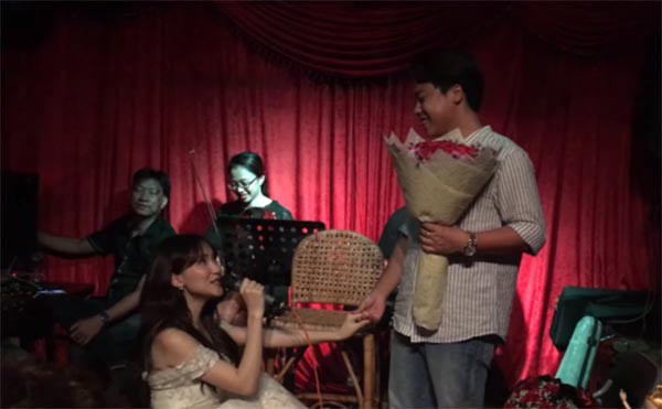 Hai nữ ca sĩ Việt nổi tiếng, sẵn sàng quỳ gối cầu hôn bạn trai giữa đám đông - Ảnh 4.