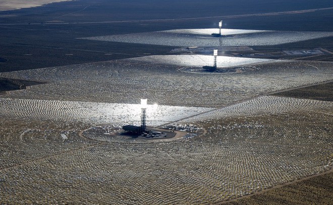 Giữa sa mạc Dubai, người ta sắp sửa hoàn thiện công viên năng lượng Mặt Trời khổng lồ có thể xô đổ mọi thứ kỷ lục - Ảnh 1.