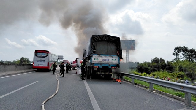 Xe tải bất ngờ cháy rụi trên cao tốc TP.HCM – Trung Lương - Ảnh 1.