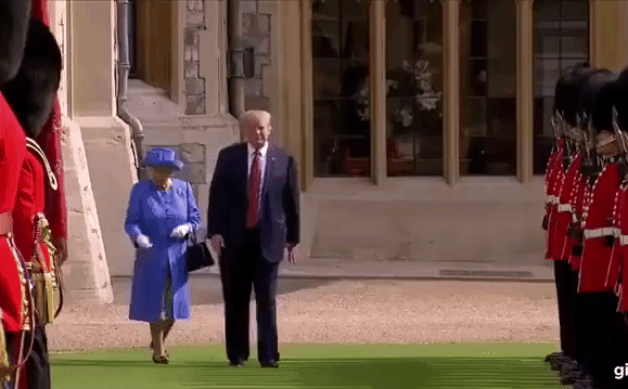 Ông Trump lại bị chỉ trích vì có hành động cực kỳ thô lỗ với Nữ hoàng Anh - Ảnh 4.