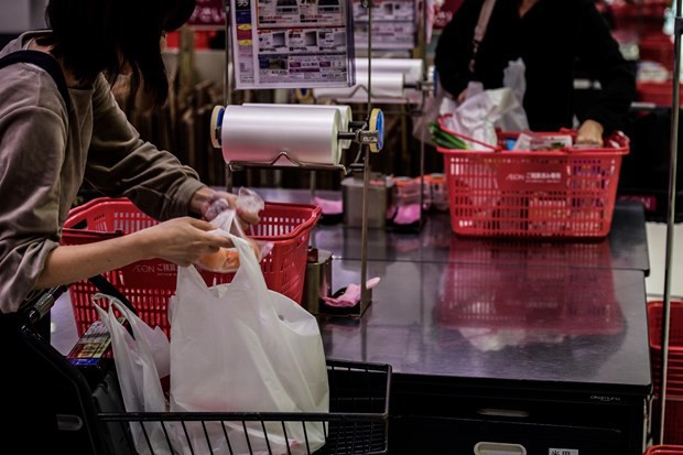 Nhật Bản có thể cấm các cửa hàng cung cấp túi nylon miễn phí - Ảnh 2.