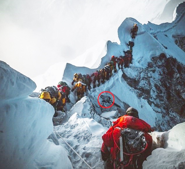 Những bức hình ám ảnh nhất trên đường chinh phục đỉnh Everest: Từ các cột mốc thi thể đến sự thật kinh hoàng hiện ra khi tuyết tan - Ảnh 12.