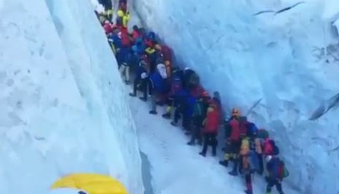 Những bức hình ám ảnh nhất trên đường chinh phục đỉnh Everest: Từ các cột mốc thi thể đến sự thật kinh hoàng hiện ra khi tuyết tan - Ảnh 14.
