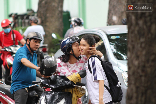 Cha mẹ ôm hôn an ủi khi con bật khóc trước cổng trường thi: Mệt rồi, mình về nhà thôi con! - Ảnh 14.