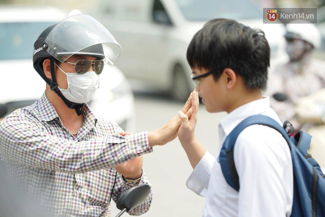 Cha mẹ ôm hôn an ủi khi con bật khóc trước cổng trường thi: Mệt rồi, mình về nhà thôi con! - Ảnh 19.