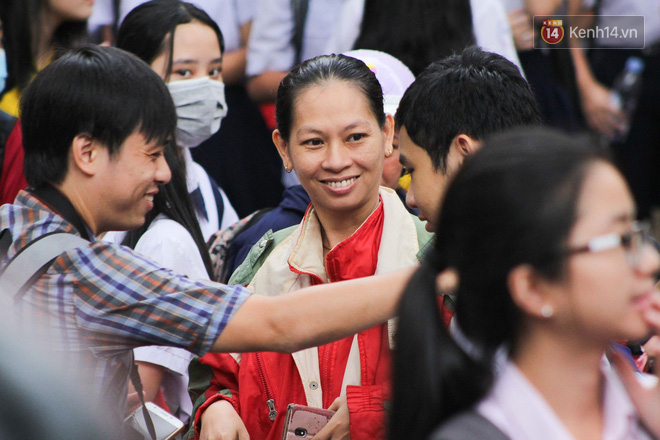 Cha mẹ ôm hôn an ủi khi con bật khóc trước cổng trường thi: Mệt rồi, mình về nhà thôi con! - Ảnh 20.