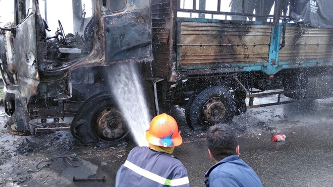 Xe tải bất ngờ cháy rụi trên cao tốc TP.HCM – Trung Lương - Ảnh 4.