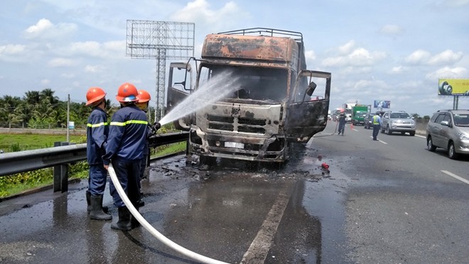 Xe tải bất ngờ cháy rụi trên cao tốc TP.HCM – Trung Lương - Ảnh 5.