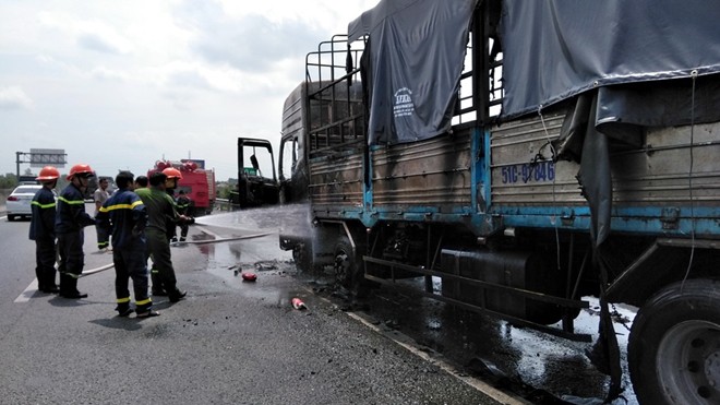 Xe tải bất ngờ cháy rụi trên cao tốc TP.HCM – Trung Lương - Ảnh 6.