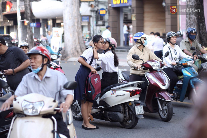 Cha mẹ ôm hôn an ủi khi con bật khóc trước cổng trường thi: Mệt rồi, mình về nhà thôi con! - Ảnh 7.