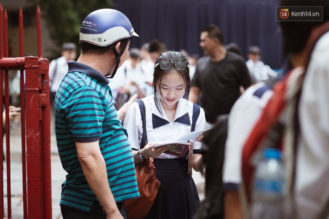 Cha mẹ ôm hôn an ủi khi con bật khóc trước cổng trường thi: Mệt rồi, mình về nhà thôi con! - Ảnh 10.