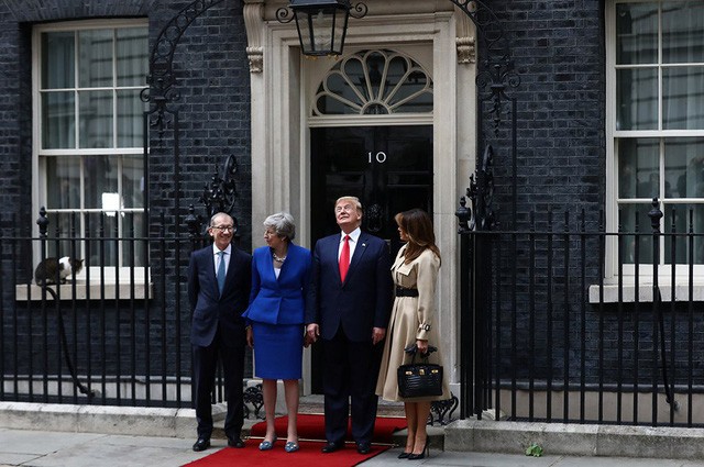 Bất ngờ kẻ dám chặn xe Quái thú của Tổng thống Trump ngay trước mắt Thủ tướng Anh - Ảnh 1.