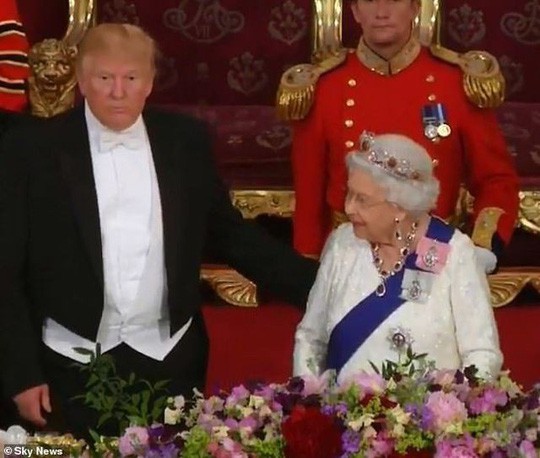 Tổng thống Trump liên tục vi phạm quy tắc Hoàng gia Anh - Ảnh 1.