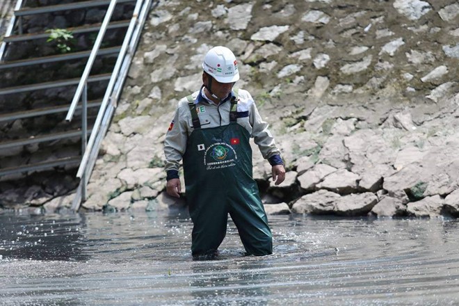 Chuyên gia Nhật Bản lội sông Tô Lịch khảo sát sau 20 ngày thí điểm làm sạch - Ảnh 2.
