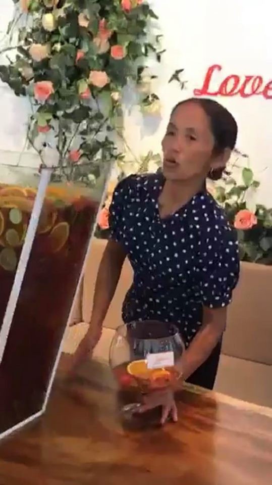 Bà Tân Vlog bất ngờ xuất hiện ở Hà Nội cùng hot mom Hằng Túi, trổ tài làm ly trà hoa quả khổng lồ - Ảnh 1.