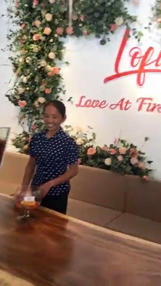 Bà Tân Vlog bất ngờ xuất hiện ở Hà Nội cùng hot mom Hằng Túi, trổ tài làm ly trà hoa quả khổng lồ - Ảnh 2.