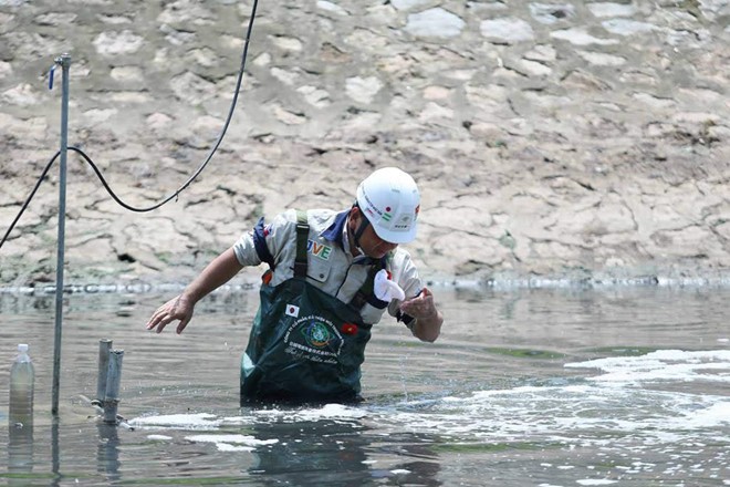 Chuyên gia Nhật Bản lội sông Tô Lịch khảo sát sau 20 ngày thí điểm làm sạch - Ảnh 6.