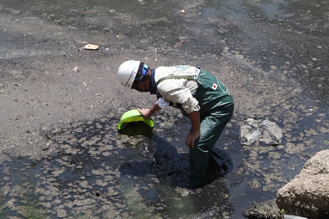 Chuyên gia Nhật Bản lội sông Tô Lịch khảo sát sau 20 ngày thí điểm làm sạch - Ảnh 8.