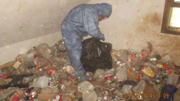 Đi theo cậu bé 10 tuổi về nhà để giúp đỡ, vừa mở cửa ra người phụ nữ gọi ngay cho cảnh sát - Ảnh 3. Đi theo cậu bé 10 tuổi về nhà để giúp đỡ, vừa mở cửa ra người phụ nữ gọi ngay cho cảnh sát - Ảnh 3.