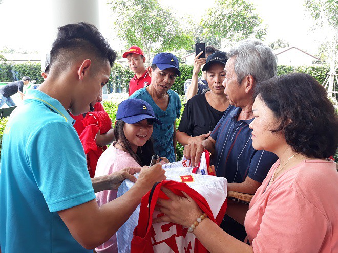 ĐT Việt Nam được tiếp thêm giò chả, bánh chưng, sâm Hàn Quốc từ Hội CĐV VFS - Ảnh 3. ĐT Việt Nam được tiếp thêm giò chả, bánh chưng, sâm Hàn Quốc từ Hội CĐV VFS - Ảnh 3.