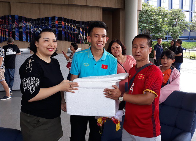 ĐT Việt Nam được tiếp thêm giò chả, bánh chưng, sâm Hàn Quốc từ Hội CĐV VFS - Ảnh 5. ĐT Việt Nam được tiếp thêm giò chả, bánh chưng, sâm Hàn Quốc từ Hội CĐV VFS - Ảnh 5.