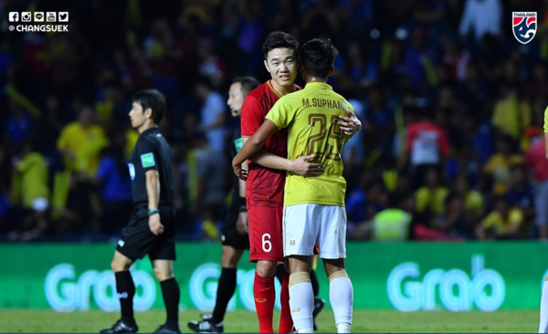 Cảm động h&igrave;nh ảnh Xu&acirc;n Trường vỗ vai an ủi c&aacute;c cầu thủ Th&aacute;i Lan - Ảnh 2.