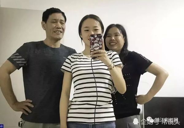 Cô dâu và bố múa trong đám cưới, chú rể xúc động tới nỗi bật khóc - Ảnh 1. Cô dâu và bố múa trong đám cưới, chú rể xúc động tới nỗi bật khóc - Ảnh 1.