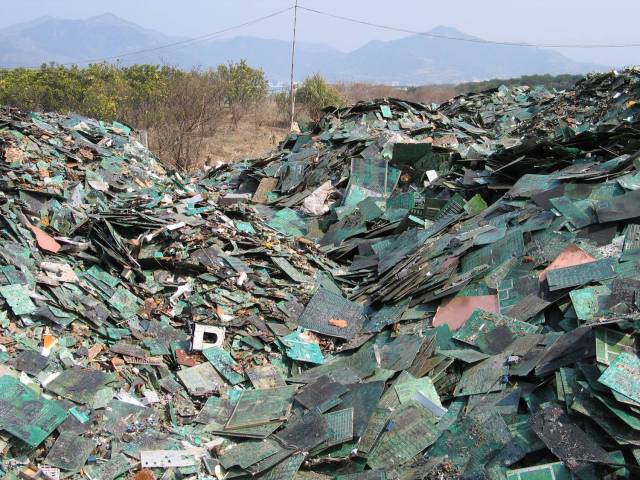 Ám ảnh những bãi rác khổng lồ chất cao như núi khắp nơi trên thế giới, có chỗ cao hơn 65 mét, rộng hơn 40 sân bóng đá - Ảnh 11.