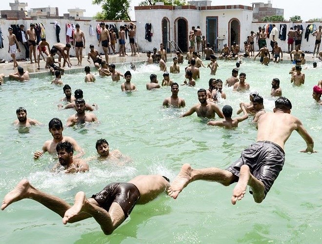 Người dân Ấn Độ vật vã chống chọi với nắng nóng gần 50 độ C - Ảnh 15.