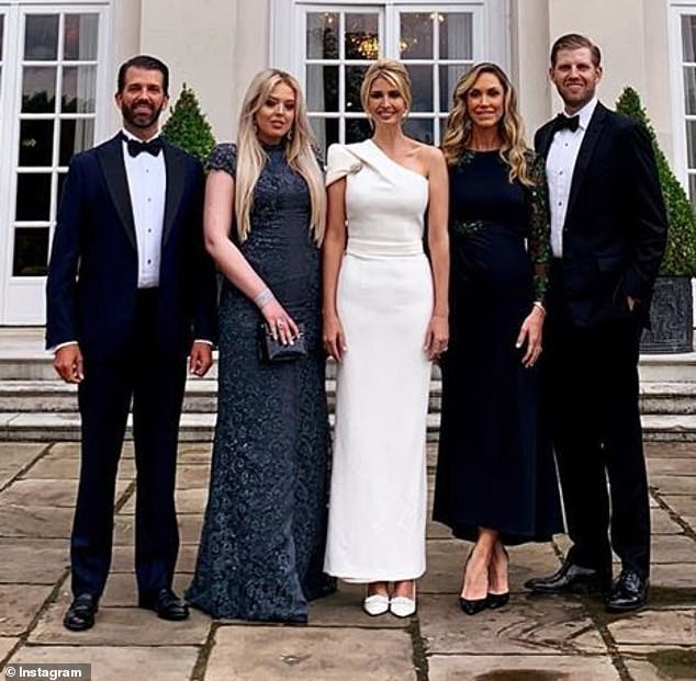 Ivanka Trump gây thương nhớ khi xuất hiện rực rỡ tại sân bay tạm biệt nước Anh, cả gia đình Tổng thống Mỹ lại gây bão truyền thông - Ảnh 4. Ivanka Trump gây thương nhớ khi xuất hiện rực rỡ tại sân bay tạm biệt nước Anh, cả gia đình Tổng thống Mỹ lại gây bão truyền thông - Ảnh 4.