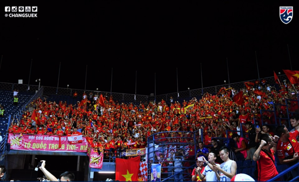 Cảm động h&igrave;nh ảnh Xu&acirc;n Trường vỗ vai an ủi c&aacute;c cầu thủ Th&aacute;i Lan - Ảnh 5.