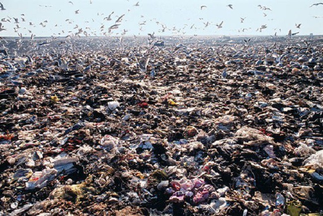 Ám ảnh những bãi rác khổng lồ chất cao như núi khắp nơi trên thế giới, có chỗ cao hơn 65 mét, rộng hơn 40 sân bóng đá - Ảnh 5.
