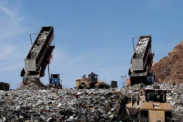Ám ảnh những bãi rác khổng lồ chất cao như núi khắp nơi trên thế giới, có chỗ cao hơn 65 mét, rộng hơn 40 sân bóng đá - Ảnh 6.