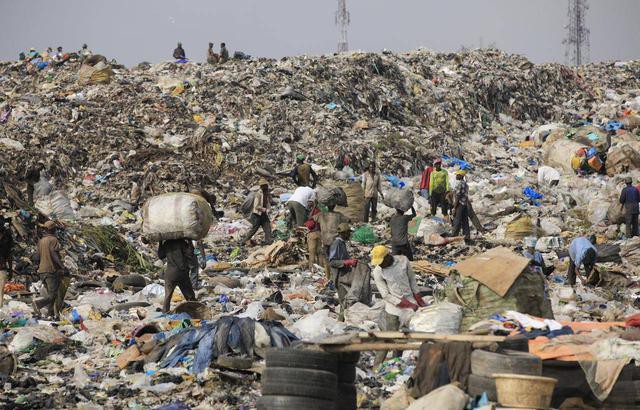 Ám ảnh những bãi rác khổng lồ chất cao như núi khắp nơi trên thế giới, có chỗ cao hơn 65 mét, rộng hơn 40 sân bóng đá - Ảnh 7.