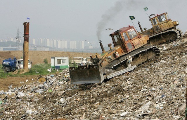 Ám ảnh những bãi rác khổng lồ chất cao như núi khắp nơi trên thế giới, có chỗ cao hơn 65 mét, rộng hơn 40 sân bóng đá - Ảnh 8.